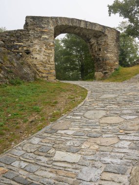 Spitz an der Donau 'daki kırmızı kapı (Vaçu, Aşağı Avusturya), sonbaharda sisli bir sabah