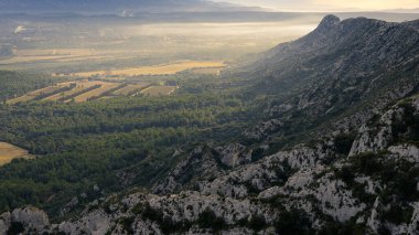 Bahar mevsiminde parçalı bulutlu bir günde Alpiller 'de (Provence, Fransa) gün doğumu