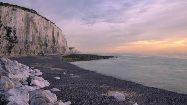 Yazın güneşli bir akşamda Ault yakınlarındaki sahil ve yüksek uçurumlar, renkli gökyüzü, kuzey Fransa