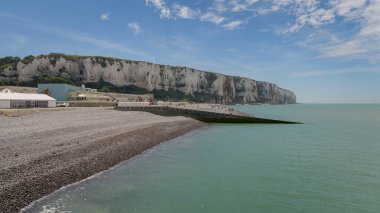 Le Treport, Fransa - 13 Temmuz 2022: Güneşli bir yaz gününde Le Treport şehri, uçurumlar