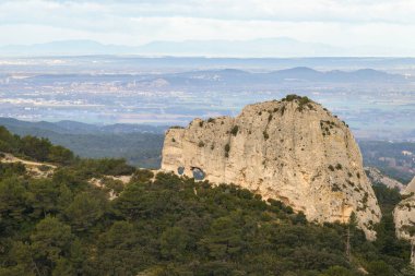 Bahar mevsiminde güneşli bir günde Alpiller 'de (Provence, Fransa) muazzam bir kaya oluşumu