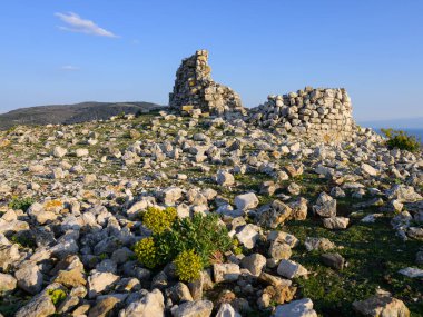 Cres 'te (Hırvatistan) güneşli bir bahar sabahı antik bir şapelin (Sveti Bartolomej) yıkılması