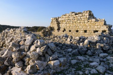 İlkbaharda güneşli bir sabahta Cres 'teki antik bir şapelin (Sveti Bartolomej) harabesi, mavi gökyüzü