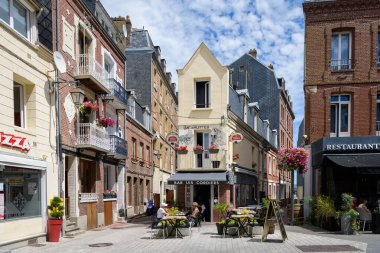 Le Treport, Fransa - 13 Temmuz 2022: Güneşli bir yaz gününde Le Treport şehri, eski evler