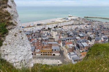 Le Treport, Fransa - 13 Temmuz 2022: Güneşli bir yaz gününde Le Treport şehri, hava manzarası