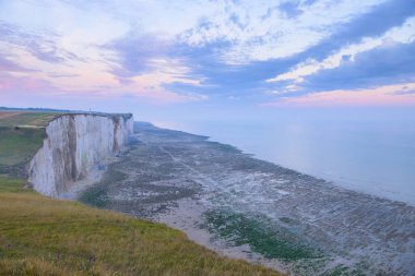 Yazın gün doğumunda Ault yakınlarındaki sahil ve yüksek uçurumlar, renkli gökyüzü, kuzey Fransa