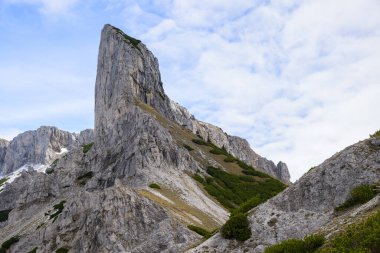 Hochschwab baharda bulutlu bir günde, dağlar hala karla kaplıydı.