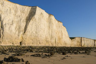Yazın güneşli bir günde Ault yakınlarındaki sahil ve yüksek uçurumlar, mavi gökyüzü, alçak gelgit, kuzey Fransa