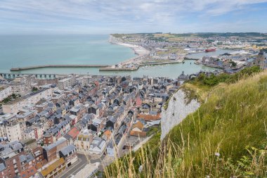 Le Treport, Fransa - 13 Temmuz 2022: Güneşli bir yaz gününde Le Treport şehri, hava manzarası