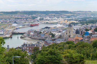 Le Treport, Fransa - 17 Temmuz 2022: Yazın Le Treport Limanı, hava manzarası