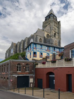 Le Treport, Fransa - 17 Temmuz 2022 Yazın bulutlu bir gününde Le Treport Kilisesi