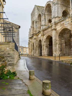 Arles, Fransa - 7 Mart 2023: Arles (Fransa) 'nın merkezinde yağmurlu bir kış gününde boş cadde