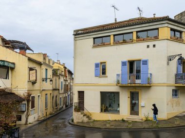 Arles, Fransa - 7 Mart 2023: Arles (Fransa) 'nın merkezinde yağmurlu bir kış gününde boş cadde