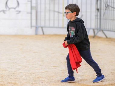 Arles, Fransa - 11 Mart 2023: Taurine d 'Arles Okulu tarafından düzenlenen geleneksel ücretsiz bir etkinlik olan Capea du Forum' da oynayan çocuk