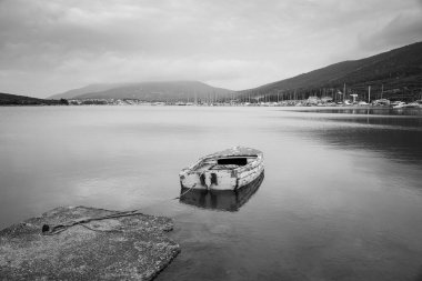 Hırvatistan 'ın Cres körfezinde sakin bulutlu bir günde küçük bir kırmızı tekne