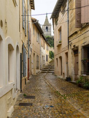 Arles, Fransa - 7 Mart 2023: Arles (Fransa) 'nın merkezinde yağmurlu bir kış gününde boş cadde