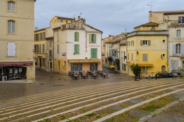Arles, Fransa - 7 Mart 2023: Arles (Fransa) 'nın merkezinde yağmurlu bir kış gününde boş cadde