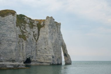 Yazın güneşli bir gününde Etretat (Normandiya Fransa) tebeşir kayalıkları