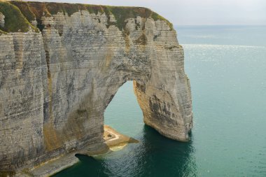 Yazın güneşli bir gününde Etretat (Normandiya Fransa) tebeşir kayalıkları