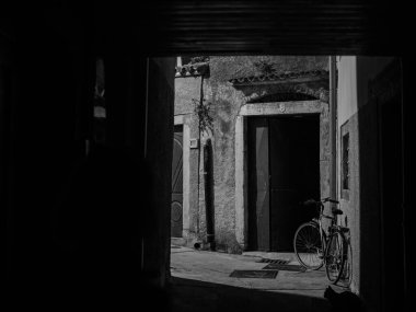 Cres, Hırvatistan - 23 Ekim 2022: Cres 'te eski sokak lambaları, bisiklet, siyah beyaz