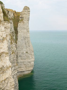 Yazın güneşli bir gününde Etretat (Normandiya Fransa) tebeşir kayalıkları