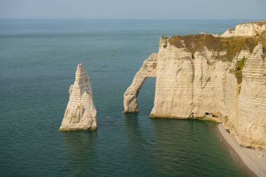 Yazın güneşli bir gününde Etretat (Normandiya Fransa) tebeşir kayalıkları
