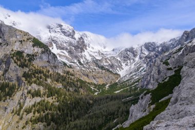 Hochschwab baharda bulutlu bir günde, dağlar hala karla kaplıydı.