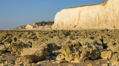 Yazın güneşli bir günde Ault yakınlarındaki sahil ve yüksek uçurumlar, mavi gökyüzü, alçak gelgit, kuzey Fransa