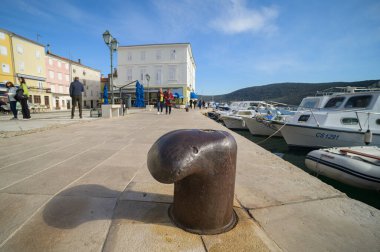 Cres, Hırvatistan - 9 Nisan 2023: Cres Limanı 'nda Rusty Bollard, ilkbaharda güneşli bir gün, mavi gökyüzü