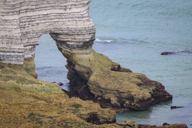 Yazın güneşli bir gününde Etretat (Normandiya Fransa) tebeşir kayalıkları