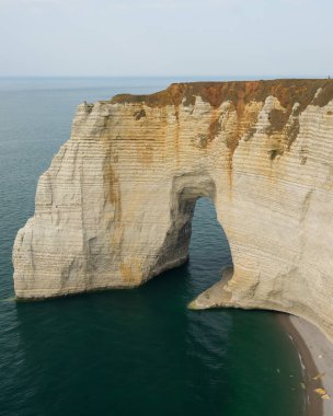 Yazın güneşli bir gününde Etretat (Normandiya Fransa) tebeşir kayalıkları
