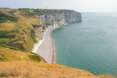 Yazın güneşli bir gününde Etretat (Normandiya Fransa) tebeşir kayalıkları