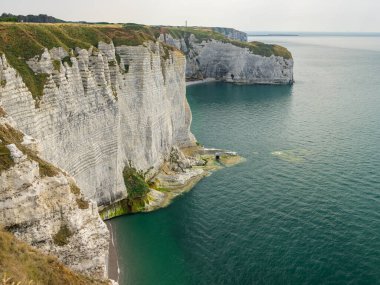 Yazın güneşli bir gününde Etretat (Normandiya Fransa) tebeşir kayalıkları