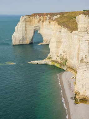 Yazın güneşli bir gününde Etretat (Normandiya Fransa) tebeşir kayalıkları