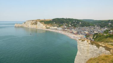 Etretat, Fransa - 19 Temmuz 2022: Güneşli bir yaz gününde Etretat (Normandiya Fransa) tebeşir kayalıkları
