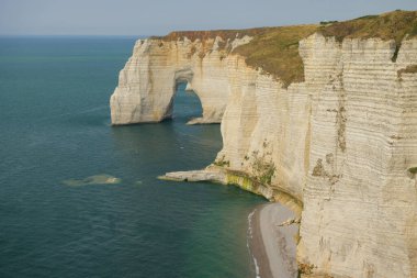 Yazın güneşli bir gününde Etretat (Normandiya Fransa) tebeşir kayalıkları