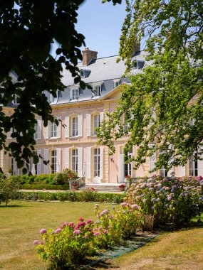 Sassetot-le-Mauconduit, Fransa - 21 Temmuz 2022: Sissi Şatosu Yazın güneşli bir gününde, mavi gökyüzü