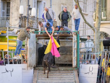 Arles, Fransa - 11 Mart 2023: Taurine d 'Arles Okulu tarafından düzenlenen geleneksel ücretsiz bir etkinlik olan Capea du Forum' da boğa güreşi