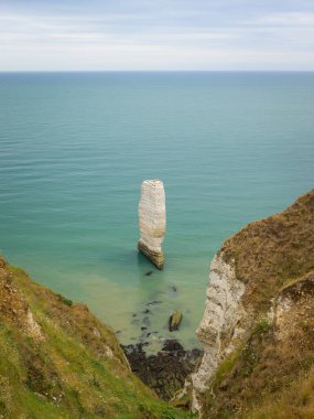 Kuzey Fransa 'daki Aiguille de Belval kayası, yazın güneşli bir gün.