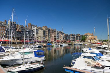 Honfleur, Fransa - 24 Temmuz 2022: Güneşli bir yaz gününde eski Honfleur limanı, mavi gökyüzü