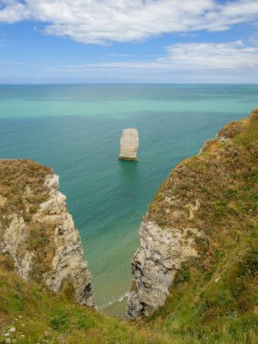 Kuzey Fransa 'daki Aiguille de Belval kayası, yazın güneşli bir gün.
