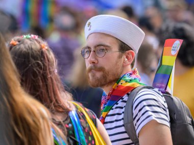 Viyana, Avusturya - 17 Haziran 2023: Yazın Viyana Gururu 'nda Wiener Ringstrasse, beyaz şapkalı adam