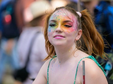 Viyana, Avusturya - 17 Haziran 2023: Yazın Viyana Gururu 'nda Wiener Ringstrasse' de insanlar, yüzü boyalı genç bir kadın