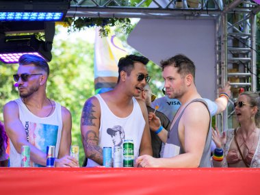 Viyana, Avusturya - 17 Haziran 2023: Yazın Viyana Gururu 'nda Wiener Ringstrasse' de iki adam konuşuyor