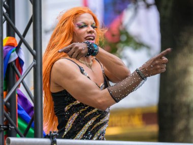 Viyana, Avusturya - 17 Haziran 2023: Yazın Viyana Gururu 'nda Wiener Ringstrasse' de insanlar, kamyonda dans eden travesti