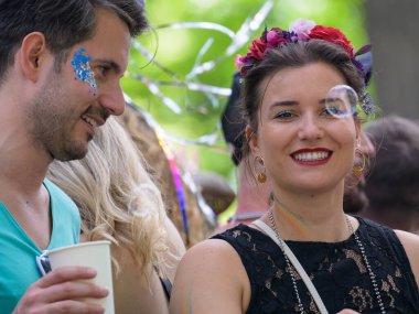 Viyana, Avusturya - 17 Haziran 2023: Yazın Viyana Gururu 'nda Wiener Ringstrasse' de insanlar, sabun köpüğüne bakan kadın