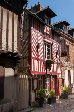 Honfleur, Fransa - 09 Ağustos 2016: Yazın güneşli bir günde Honfleur 'da renkli eski evler