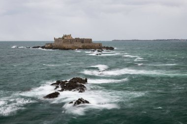 Plaj ve Fort ulusal yaz aylarında fırtınalı, bulutlu bir günde Saint Malo'da (Bretagne, Fransa) yüksek gelgit sırasında