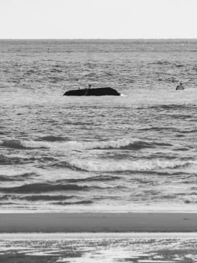 Bir yaz sabahı Vierville sur Mer yakınlarındaki Omaha plajı, İkinci Dünya Savaşı 'nın kalıntıları denizde.