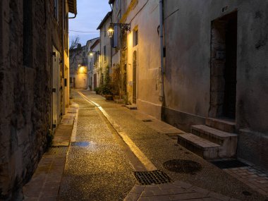 Arles, Fransa - 7 Mart 2023: Arles (Fransa) 'nın merkezinde boş sokak lambaları